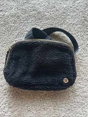 Lululemon Black Sherpa Everywhere Belt Bag with Gold Accent|Large 2L Size|